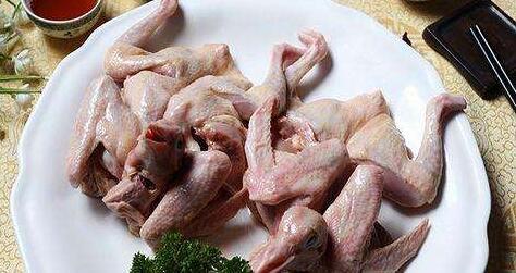 “一只鸽子顶九只鸡”，秋季降温后吃萝卜炖乳鸽，益气补血又补水