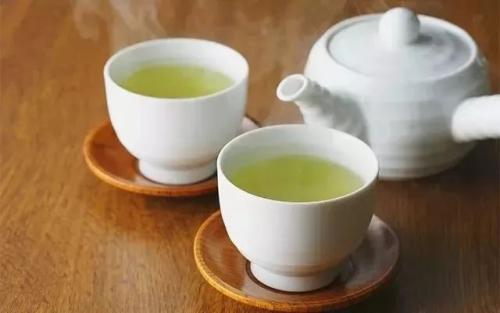 老人喝绿茶伤胃、红茶养胃？辟谣：真正注意的，是别喝浓茶和凉茶